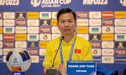 Huấn luyện viên Hoàng Anh Tuấn tại buổi họp báo sau trận đấu. Ảnh: VFF