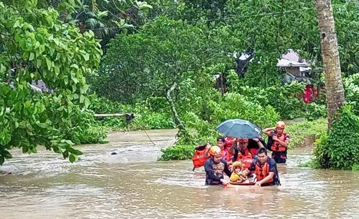 Áp thấp nhiệt đới Kabayan gây ngập lụt, khiến người dân San Francisco, Agusan del Sur, Philippines phải sơ tán, ngày 18.12.2023. Ảnh: Cơ quan quản lý và giảm thiểu rủi ro thiên tai San Francisco, Agusan Del Sur