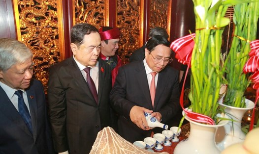 Thủ tướng Phạm Minh Chính cùng các lãnh đạo Đảng và Nhà nước dâng hương, hoa tưởng niệm các Vua Hùng. Ảnh: BTC.