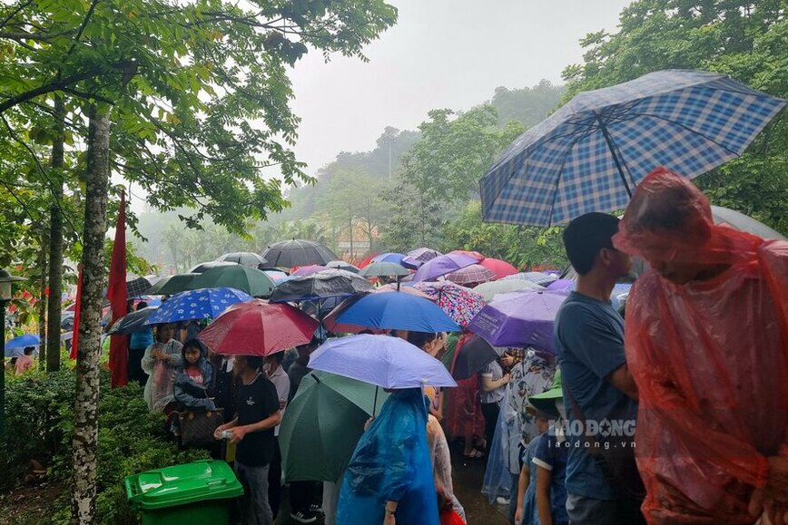 Dưới thời tiết có mưa, các loại ô và áo mưa đã được người dân sử dụng.