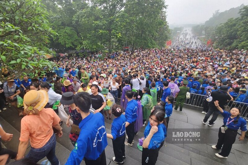 Theo ông Lê Trường Giang - Giám đốc Khu di tích lịch sử Đền Hùng, dự kiến, ngày chính lễ Giỗ Tổ Hùng Vương năm nay, Đền Hùng sẽ đón khoảng 500.000 lượt khách đến hành hương.
