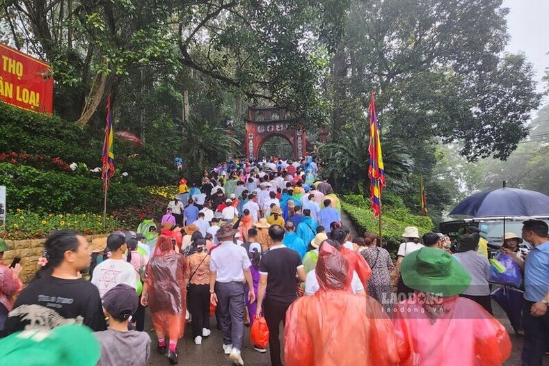 Đoạn đường từ Nghi Môn lên đền Hạ, đền Trung và đền Thượng đều có rất đông người dân đi làm lễ.