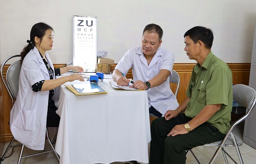Công ty Tuyển than Hòn Gai khám sức khoẻ cho người lao động. Ảnh: CĐ TKV