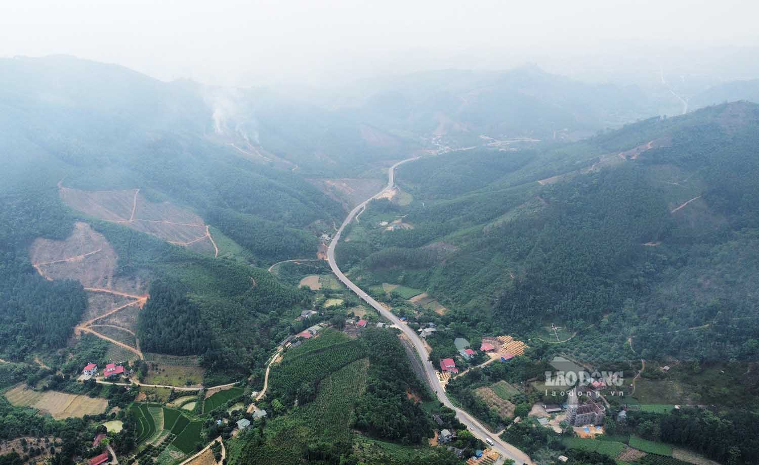 Tuyến đường đi qua các xã Phú Thịnh, xã Thái Bình (huyện Yên Sơn) với địa hình đồi núi.