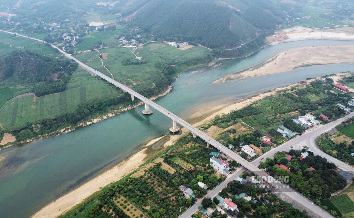 Cầu Bình Ca vượt sông Lô trên tuyến đường Hồ Chí Minh qua Tuyên Quang.