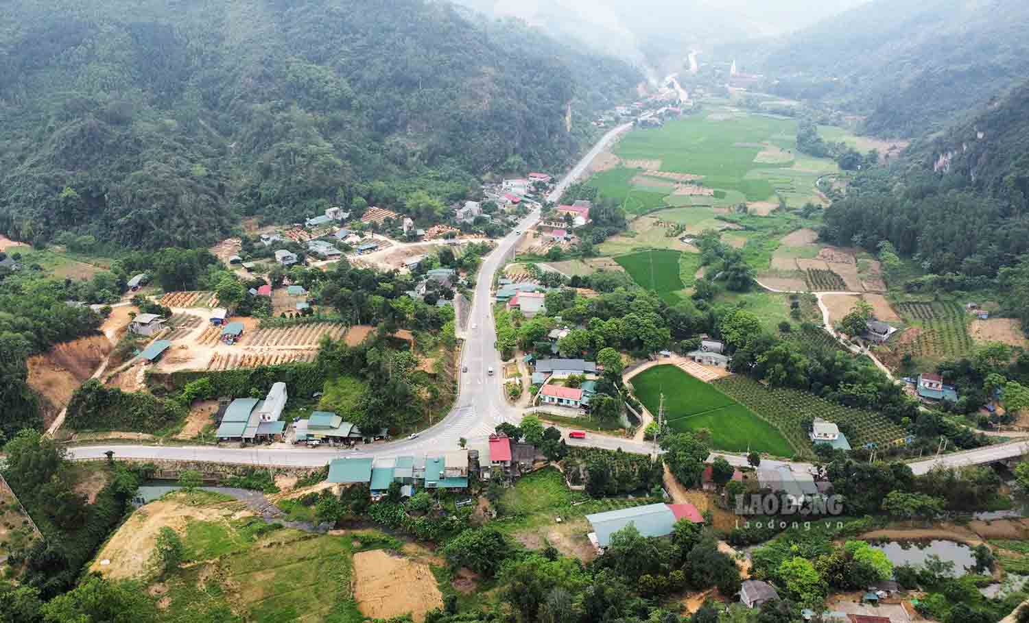 Đường Hồ Chí Minh qua tỉnh Tuyên Quang dài khoảng 59km từ Đèo Muồng đến giáp danh huyện Đoan Hùng, tỉnh Phú Thọ, trong đó đi trùng QL2C và QL2 là 29km. Hơn 13km đoạn từ Ngã ba Phú Thịnh đến giao giao cắt với QL2 đã đưa vào sử dụng hơn 7 năm qua.