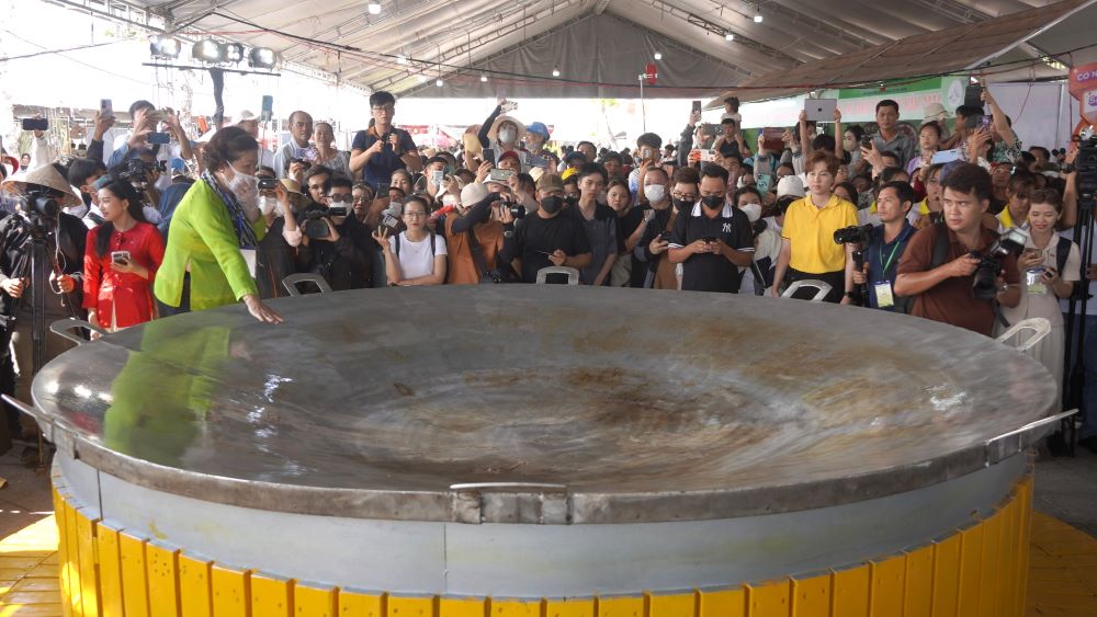 Vào 9h sáng ngày 18.4, hoạt động trình diễn đổ bánh xèo trong chiếc chảo có đường kính 3m được tổ chức trong khuôn khổ Lễ hội Bánh dân gian Nam Bộ lần thứ XI năm 2024.