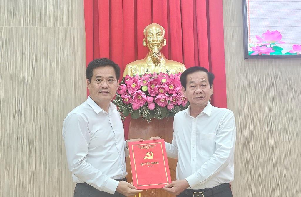 Bí thư Tỉnh ủy Kiên Giang (phải) trao Quyết định cho Tân Bí thư Thành ủy Phú Quốc Lê Quốc Anh. Ảnh: Xuân Nhi