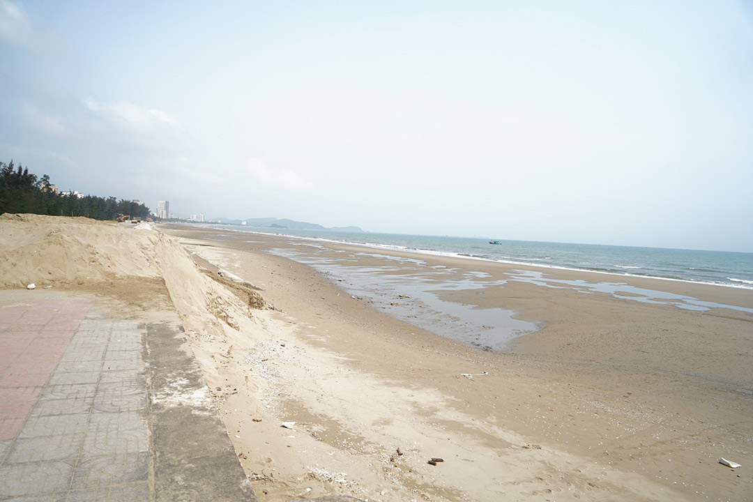 Công ty TNHH Tân Hưng  khắc phục xong hậu quả, bãi biển Cửa Lò đã an toàn với người tắm biển. Ảnh: Duy Chương