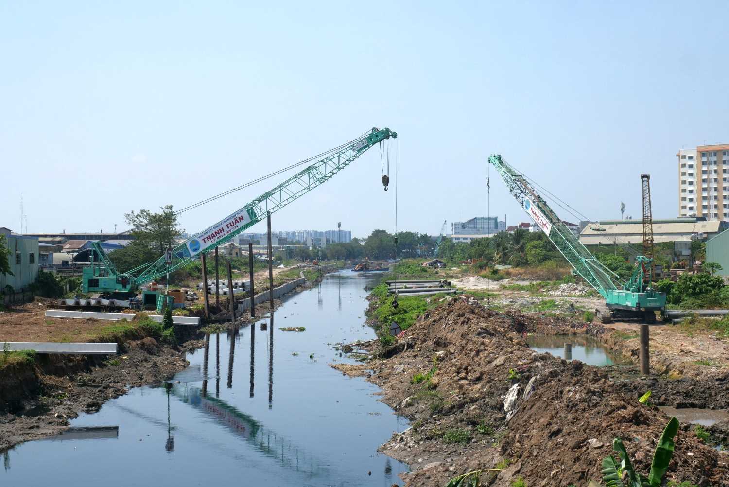 Gói thầu XL-06 (đoạn từ cầu Bưng đến cầu Tham Lương) thuộc dự án cải tạo môi trường kênh Tham Lương – Bến Cát – rạch Nước Lên.  Ảnh: Anh Tú