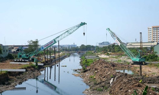 Gói thầu XL-06 (đoạn từ cầu Bưng đến cầu Tham Lương) thuộc dự án cải tạo môi trường kênh Tham Lương – Bến Cát – rạch Nước Lên.  Ảnh: Anh Tú