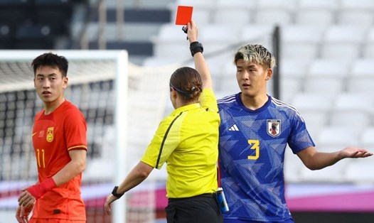 Cầu thủ U23 Nhật Bản nhận thẻ đỏ trong trận gặp U23 Trung Quốc. Ảnh: AFC