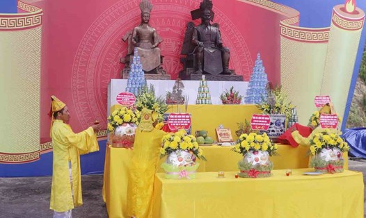 Dâng lễ tế tổ Hùng Vương ở Khu di tích Đại Hùng. Ảnh: Hồng Tuấn.