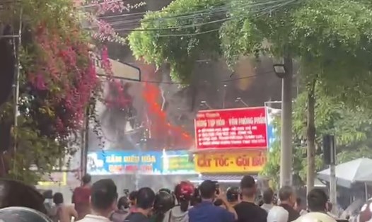 Hiện trường vụ cháy lớn tại siêu thị điện máy ở Sơn La. Ảnh: Người dân cung cấp.