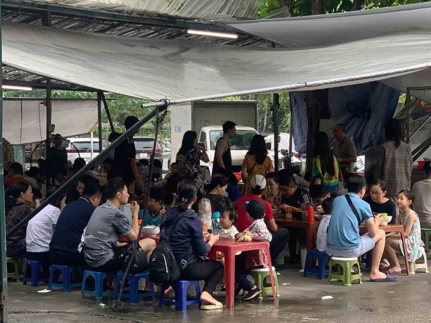 Một quán ăn vỉa hè tại phố Nghĩa Tân thu hút được rất đông thực khách buổi sáng ngày nghỉ lễ. Ảnh: Nhật Minh