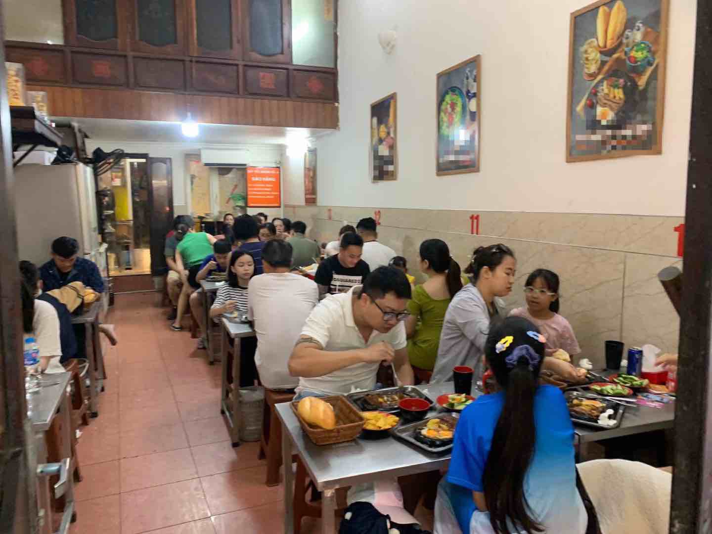 Quán ăn trên phố Hoè Nhai đông kín khách vào buổi trưa 18.4. Ảnh: Nhật Minh