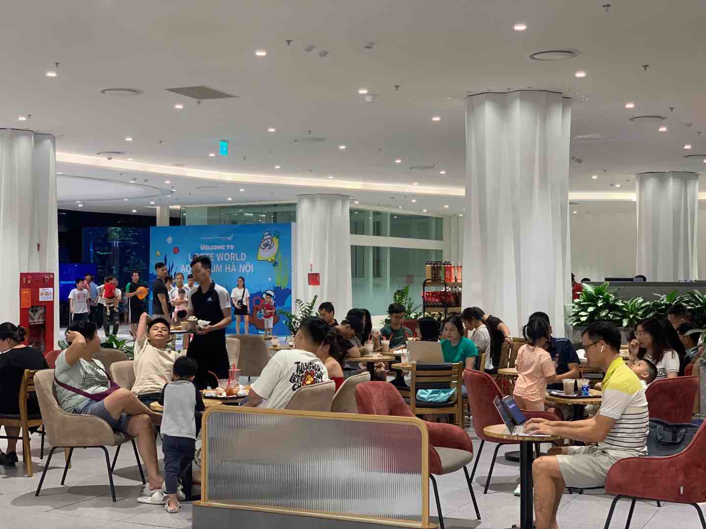 Các hàng quán trong khu trung tâm thương mại Lotte Tây Hồ thu hút được nhiều người dân. Ảnh: Nhật Minh
