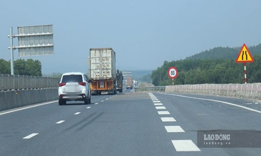 Phương tiện lưu thông trên cao tốc Cam Lộ - La Sơn. Ảnh: Phúc Đạt.