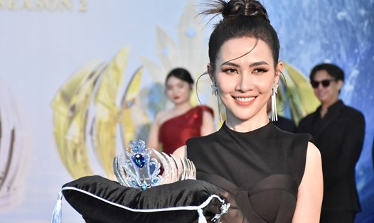 Hoa hậu Đại sứ Du lịch Thế giới Phan Thị Mơ giới thiệu vương miện Miss Fitness Supermodel World 2024. Ảnh: Mỹ Lương