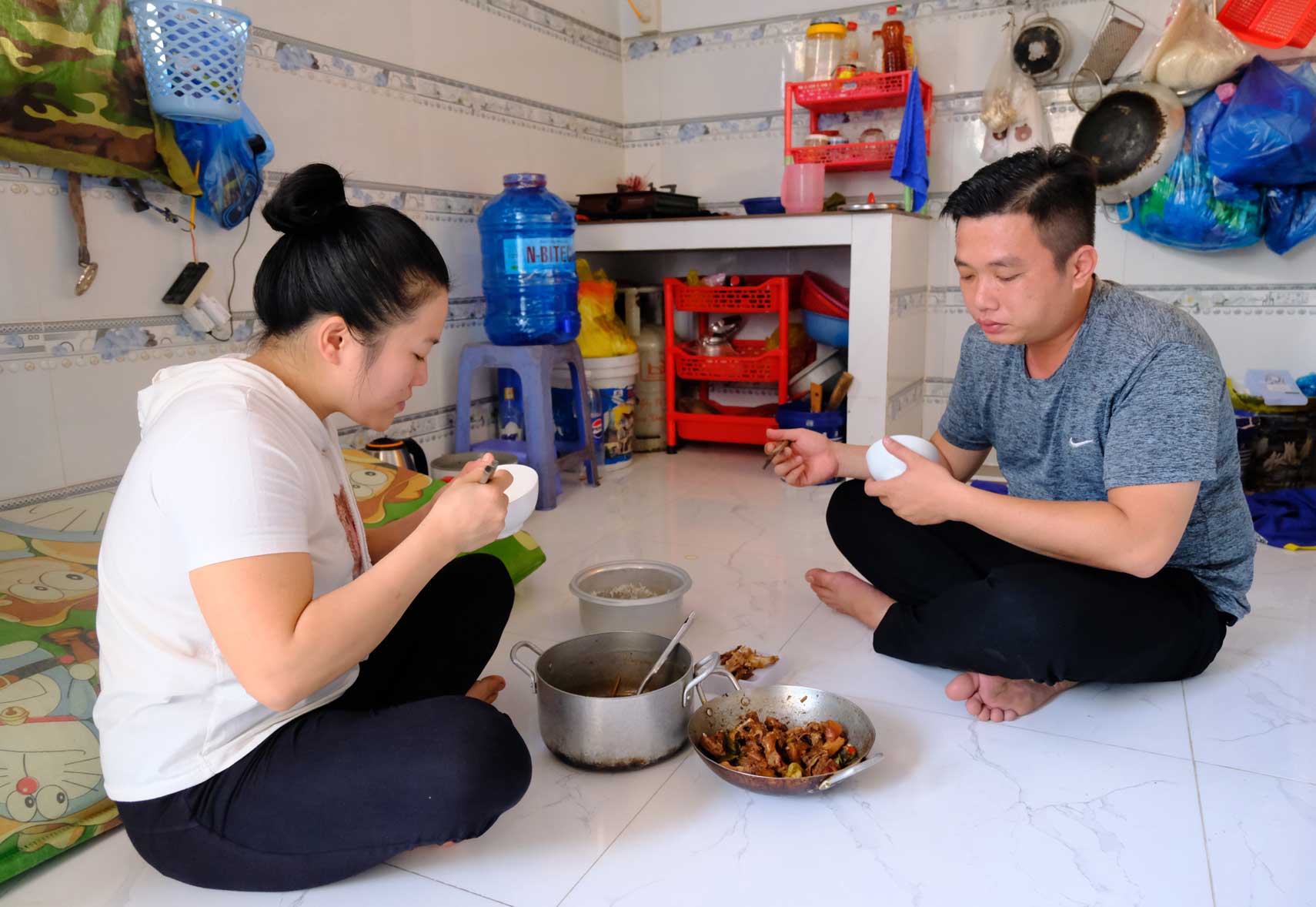 Gia đình anh Oai không về quê mà dành ngày Giỗ Tổ Hùng Vương để nghỉ ngơi tại trọ. Ảnh: Mỹ Ly