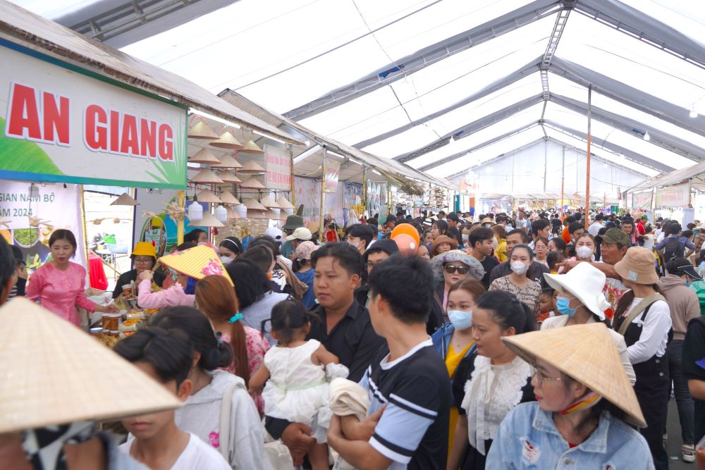 Ghi nhận của phóng viên Báo Lao Động vào buổi sáng, trưa ngày 18.4, hàng nghìn du khách từ nhiều nơi đổ về quảng trường quận Bình Thủy, TP Cần Thơ để tham gia trải nghiệm làm bánh cũng như thưởng thức những món bánh dân gian.