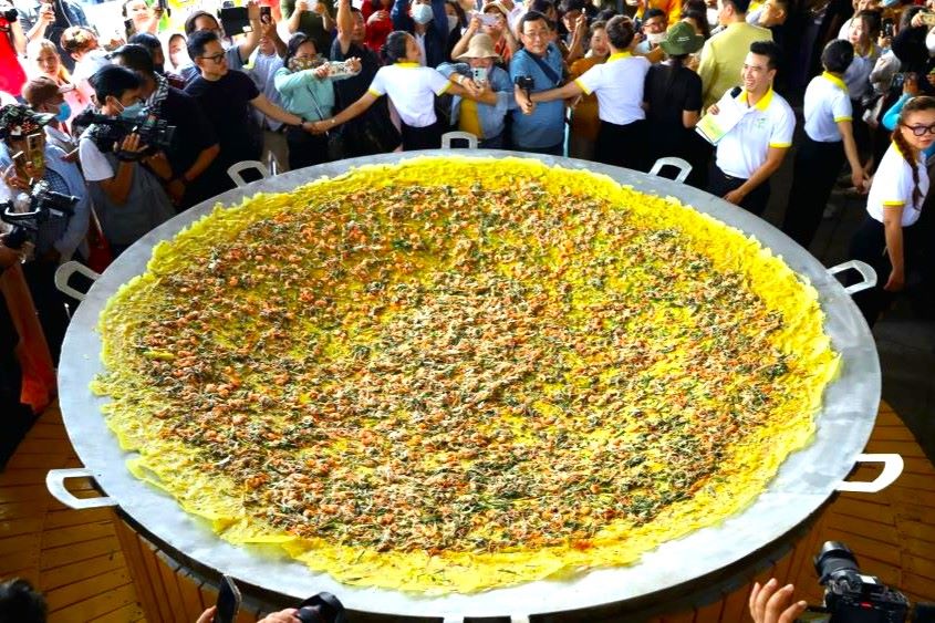 Cũng trong khuôn khổ lễ hội, hoạt động trình diễn đổ bánh xèo “siêu to khổng lồ” thu hút sự quan tâm, hiếu kỳ của đông đảo người dân và du khách.