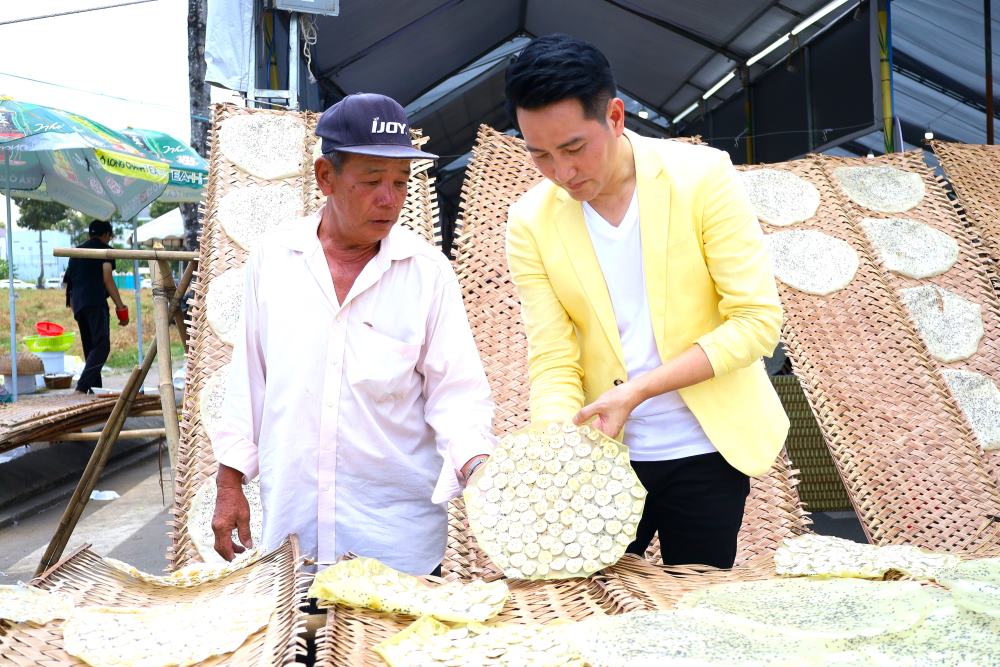 Không những vậy, tại lễ hội các nghệ nhân của làng nghề làm bánh tráng Thuận Hưng (Di sản văn hóa phi vật thể quốc gia) cũng trình diễn cách tráng bánh…