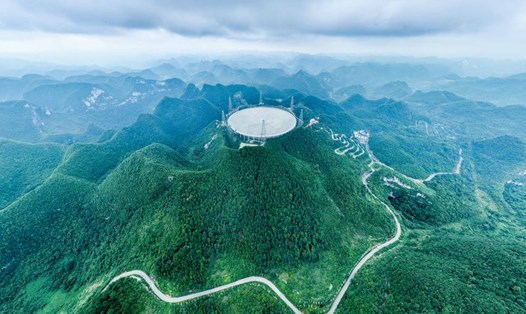 Kính thiên văn FAST của Trung Quốc ở tỉnh Quý Châu. Ảnh: Xinhua