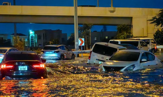 Lũ lụt khiến đường sá ở Dubai ngập thành sông. Ảnh: AFP