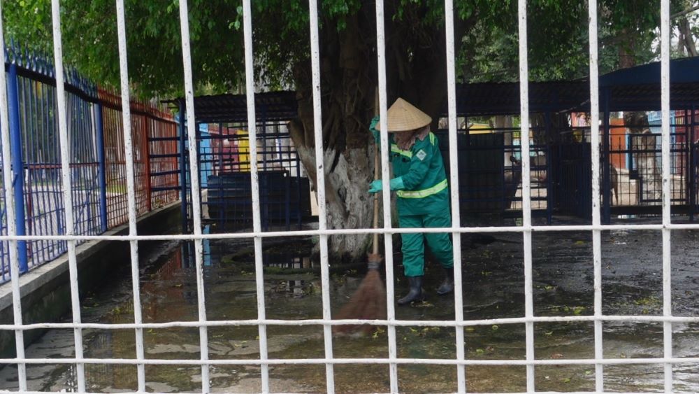 Hằng ngày đội vệ sinh môi trường thuộc Công ty Công viên Cây xanh Đà Nẵng vẫn dọn dẹp, chăm sóc vườn thú. Ảnh: Trần Thi