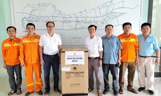 Công đoàn PTC2 đã tặng Công đoàn Đội Truyền tải điện Vĩnh Linh 1 máy giặt. Ảnh: Quang Thắng