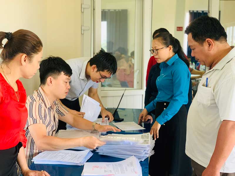 Bà Lê Thị Ngọc Oanh (áo xanh), Phó Chủ tịch Công đoàn Khu hỗ trợ người lao động làm hồ sơ khởi kiện doanh nghiệp. Ảnh: Tường Minh