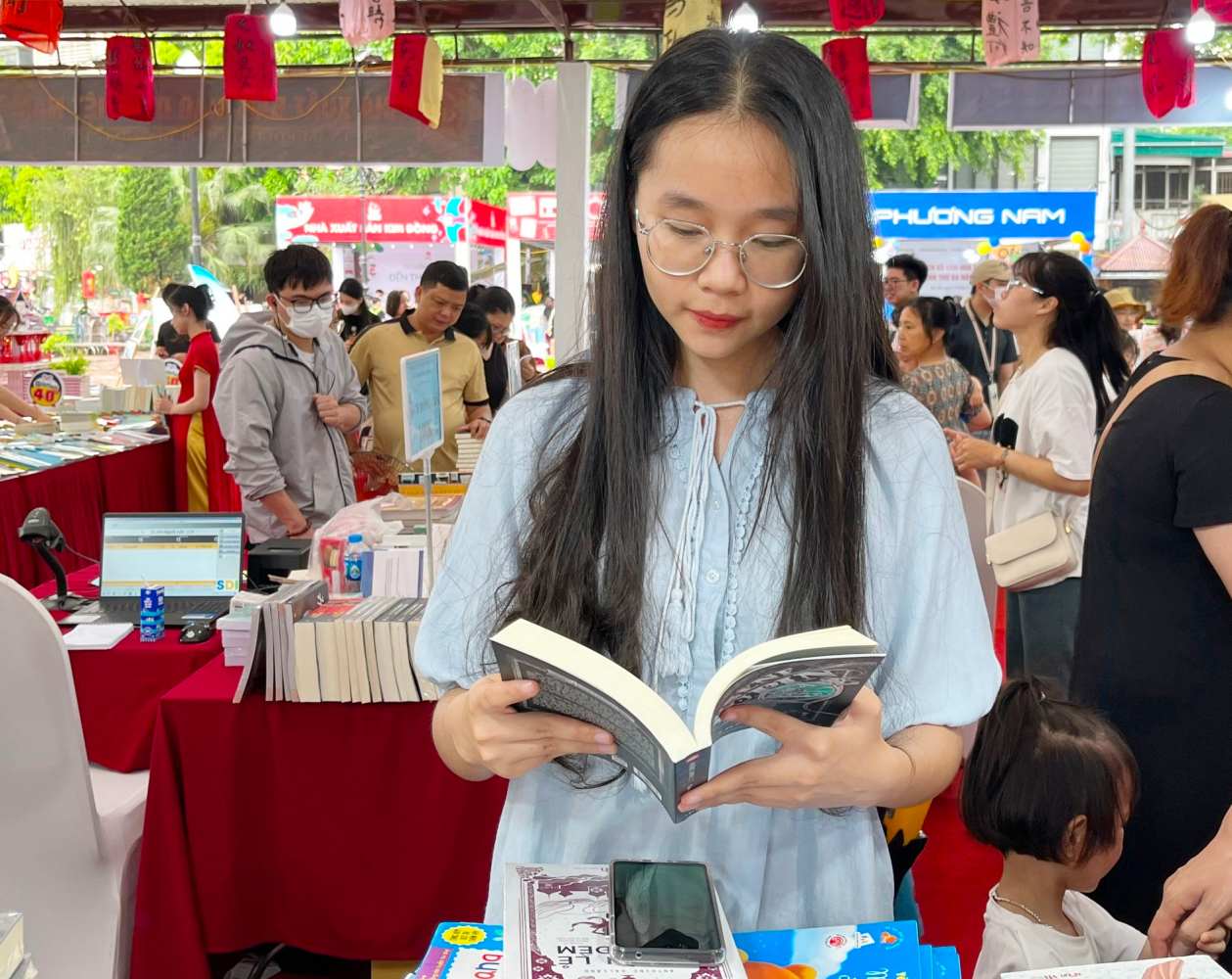 Hội sách thu hút hàng trăm độc giả. Ảnh: Minh Thư