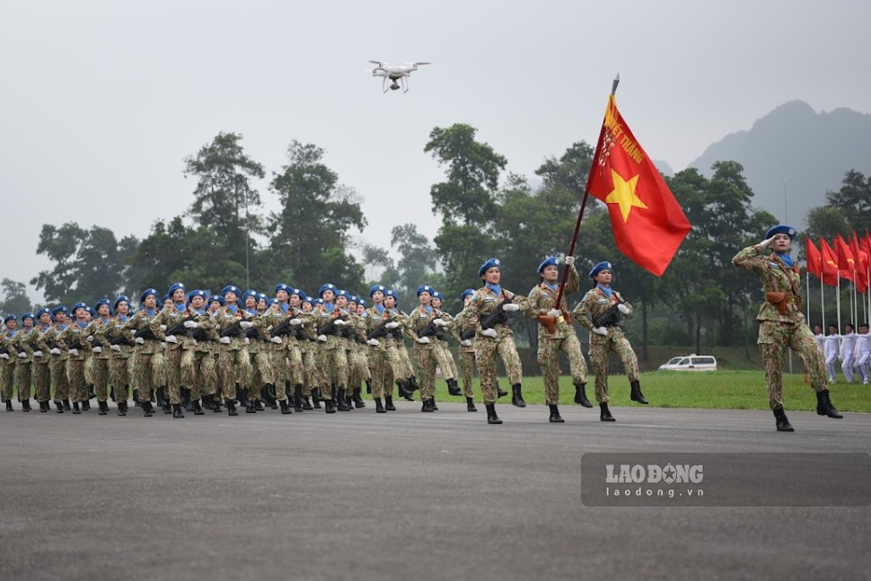 Khối Nữ lực lượng gìn giữ hoà bình của Quân đội Nhân dân Việt Nam tham gia tập luyện diễu binh, diễu hành.