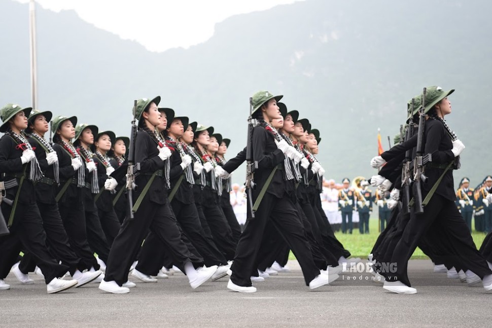 Cùng với các lực lượng khác, khối Nữ Du kích miền Nam đang hay say tập luyện diễu binh, diễu hành để chuẩn bị cho kỷ niệm 70 năm chiến thắng Điện Biên Phủ.