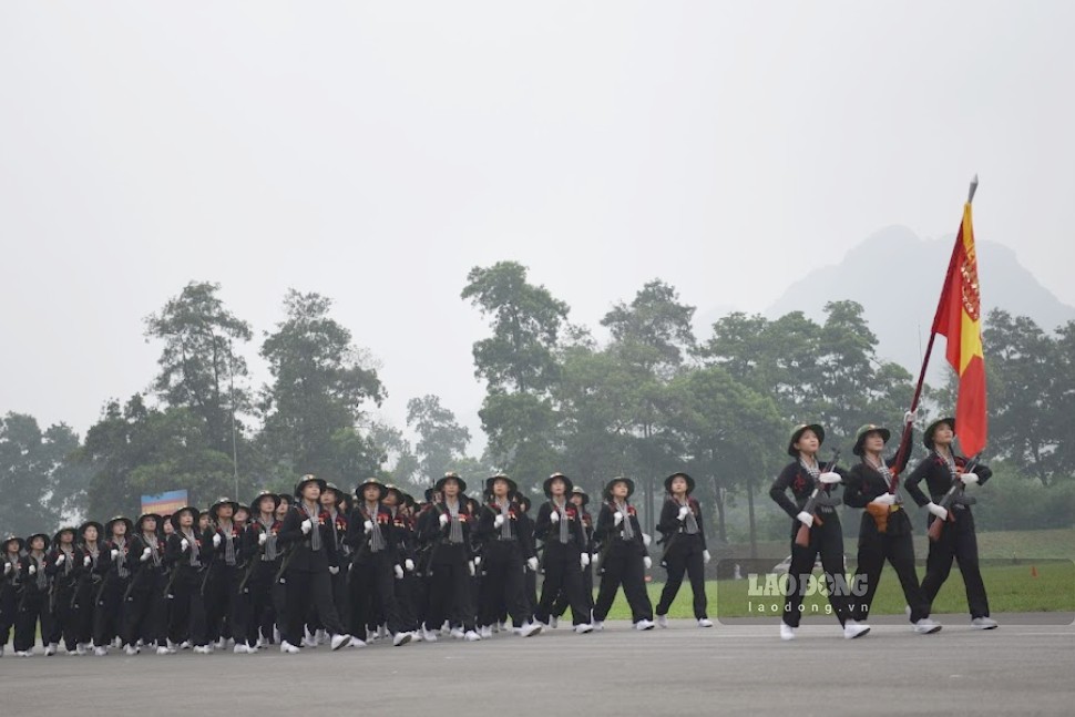 Khối Nữ Du kích miền Nam tham gia tập luyện diễu binh, diễu hành.