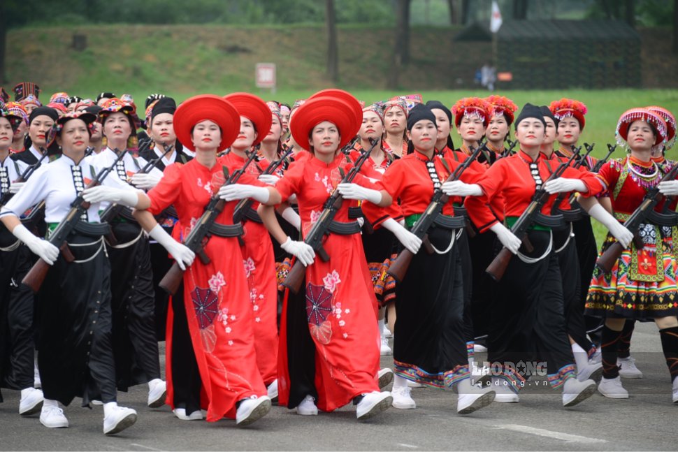 Khối Nữ Dân quân các dân tộc Tây Bắc tham gia tập luyện diễu binh, diễu hành cho Lễ kỷ niệm 70 năm chiến thắng Điện Biên Phủ. 