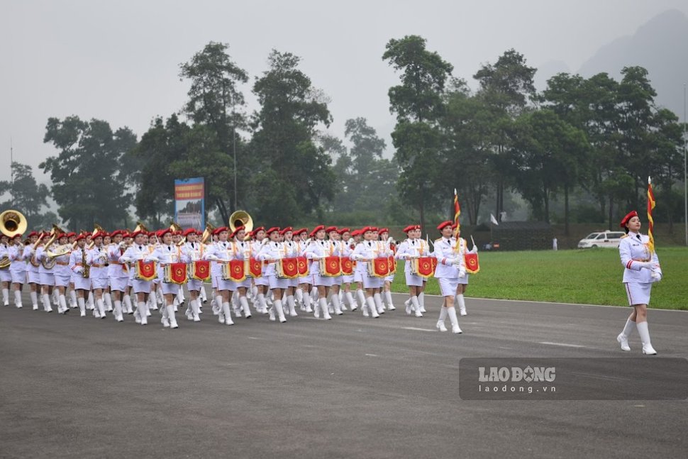 Khối nữ Quân nhạc Việt Nam tham gia tập luyện diễu binh, diễu hành tại Trung tâm huấn luyện quốc gia 4 (xã Đồng Tâm, huyện Mỹ Đức, Hà Nội) chuẩn bị cho Lễ kỷ niệm 70 năm chiến thắng Điện Biên Phủ.
