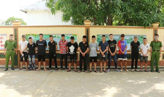 13 đối tượng là thanh, thiếu niên độ tuổi từ 14 - 18 tuổi gây ra các vụ án cướp tài sản xảy ra trên địa bàn tỉnh Nghệ An. Ảnh: Đức Vũ/baonghean.vn