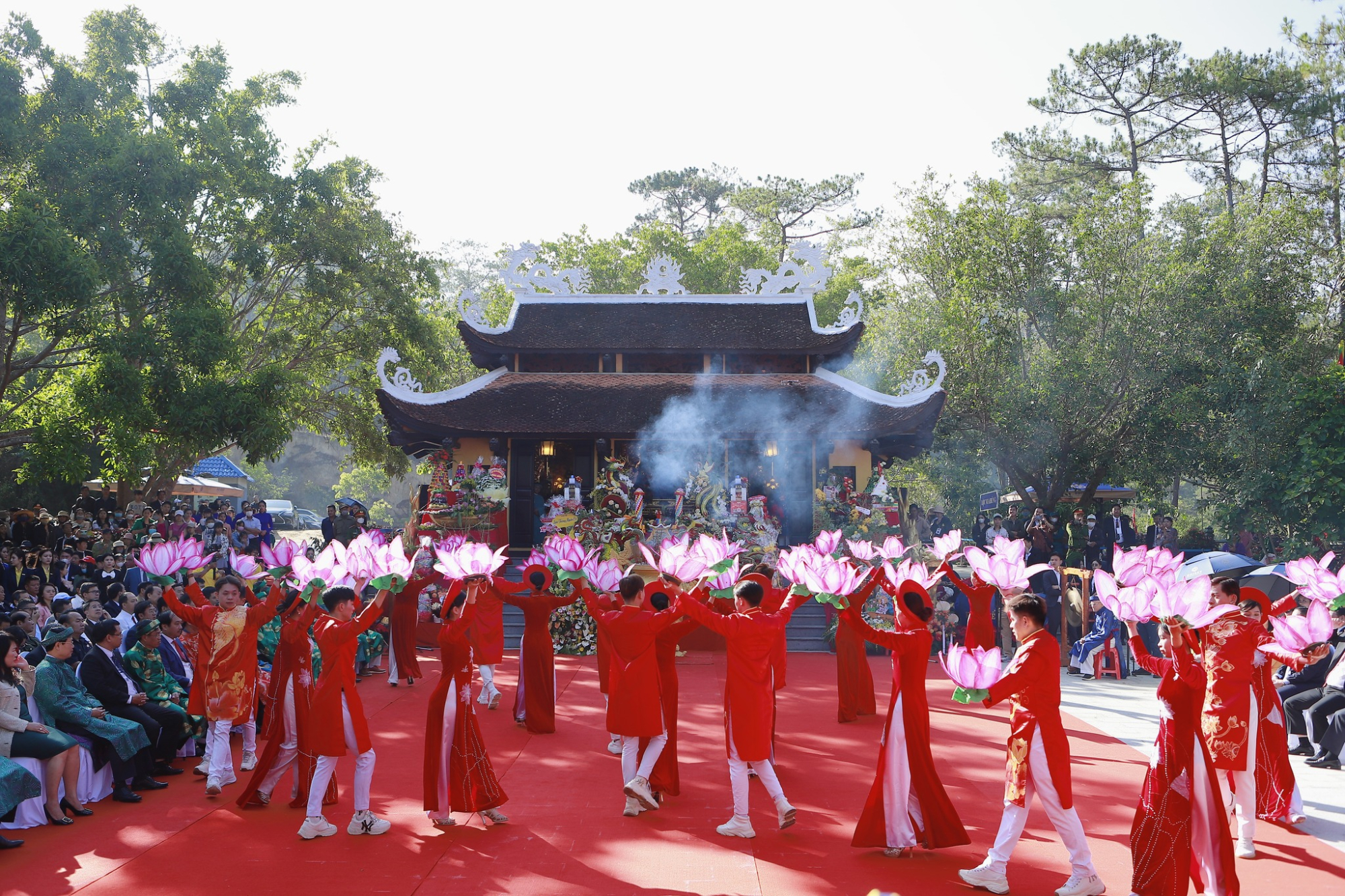 Nghi lễ tại Đền Thượng, Di tích Đền Hùng, Tea Resort Prenn, TP. Đà Lạt.