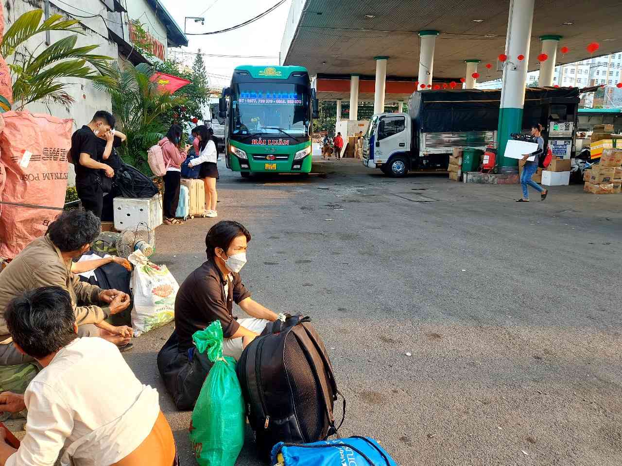 Cây xăng Tam Bình (phường Tam Bình, TP Thủ Đức) trên Quốc lộ 1 là điểm nóng về tình trạng "xe dù, bến cóc". Ảnh: Minh Quân