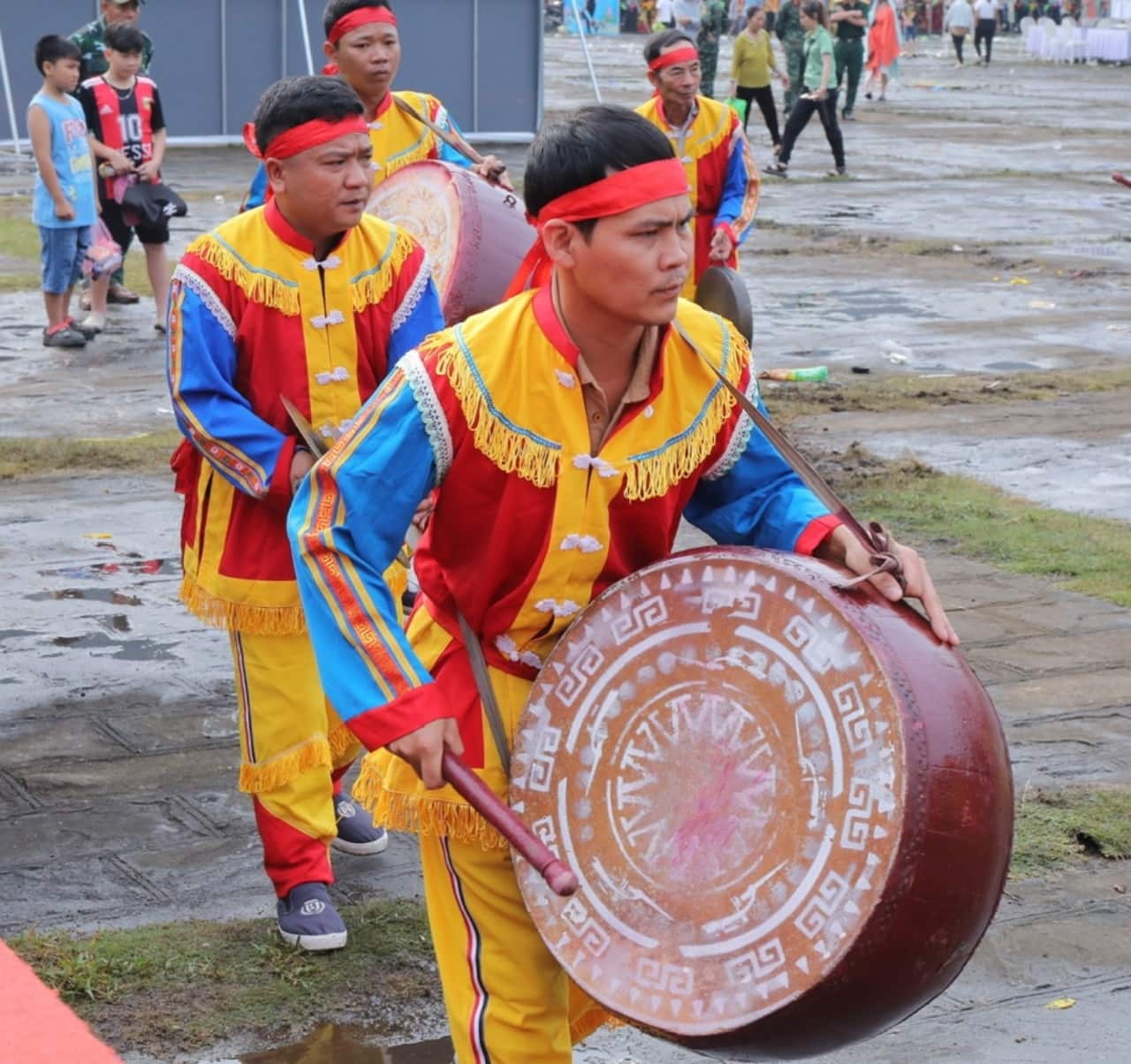 Màn múa trống hội đặc sắc được trình diễn tại Lễ hội Hoa Lư vào sáng ngày 18.4. Ảnh: Nguyễn Trường