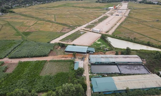 Trang trại chăn nuôi lợn ở xã Việt Tiến chưa giải tỏa để bàn giao thi công cao tốc Bắc - Nam. Ảnh: Trần Tuấn
