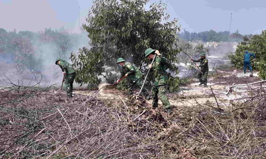 Cán bộ, chiến sĩ Đồn Biên phòng Phong Hải tham gia chữa cháy rừng. Ảnh: Võ Tiến.