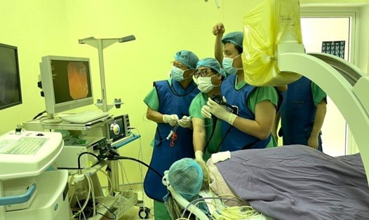 Bệnh viện 199 (Đà Nẵng) thực hiện ca nội soi can thiệp mật tụy ngược dòng thành công cho bệnh nhân nữ 84 tuổi. Ảnh: Sông Hàn