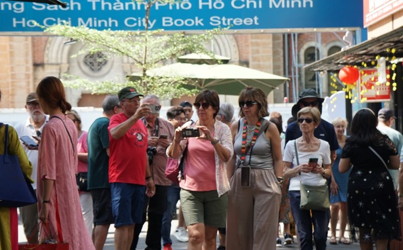 Khách quốc tế tham quan TPHCM. Ảnh: Thanh Chân