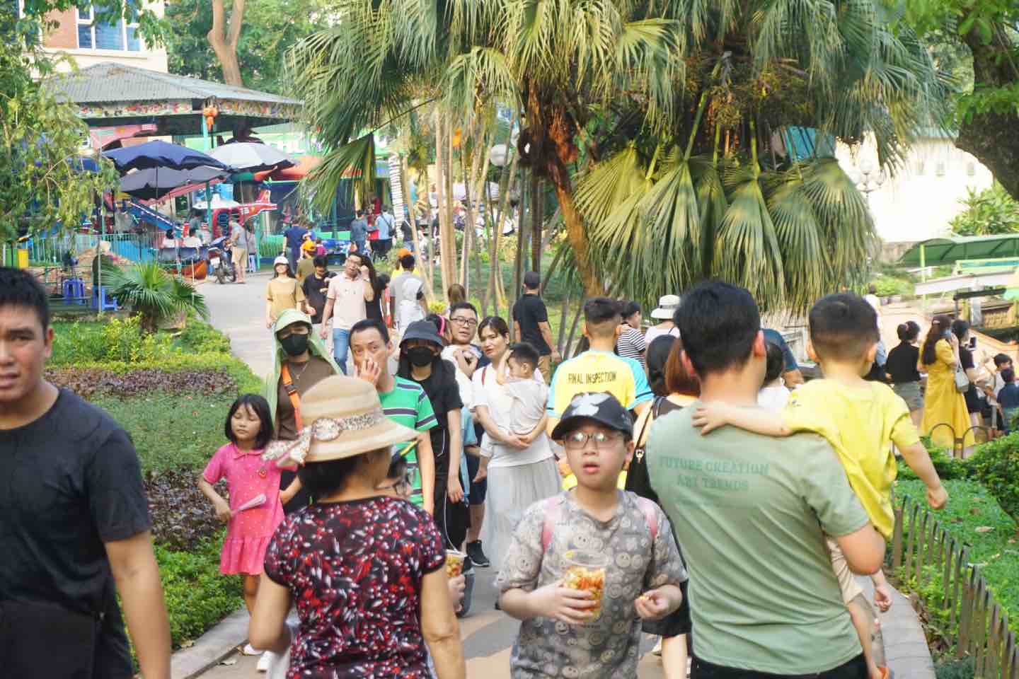 “Biển người” đổ về công viên Thủ Lệ chiều ngày nghỉ lễ Giỗ Tổ Hùng Vương. Ảnh: Nhật Minh