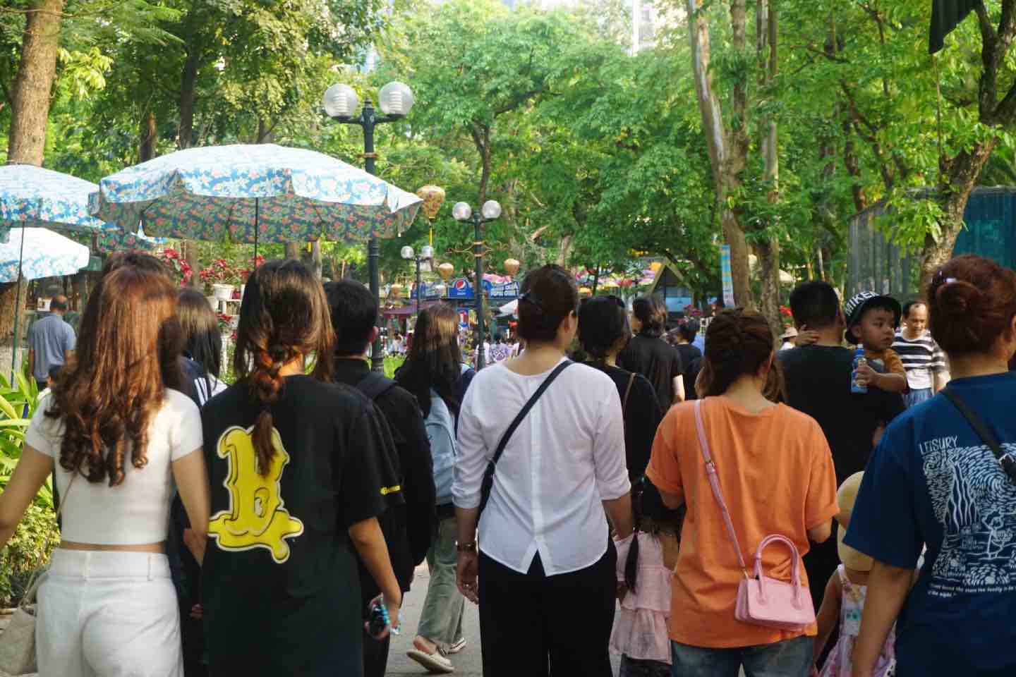 Nhiều người dân chen chân tại công viên Thủ Lệ. Ảnh: Nhật Minh