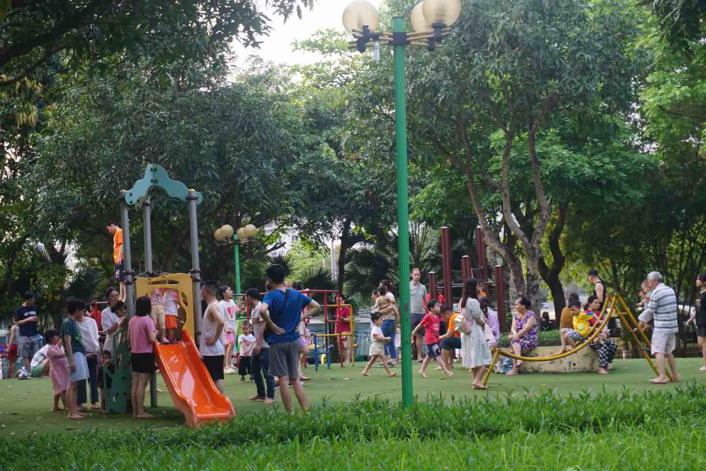 Các khu vui chơi ngoài trời tại công viên Cầu Giấy thu hút được đông đảo trẻ em. Ảnh: Nhật Minh