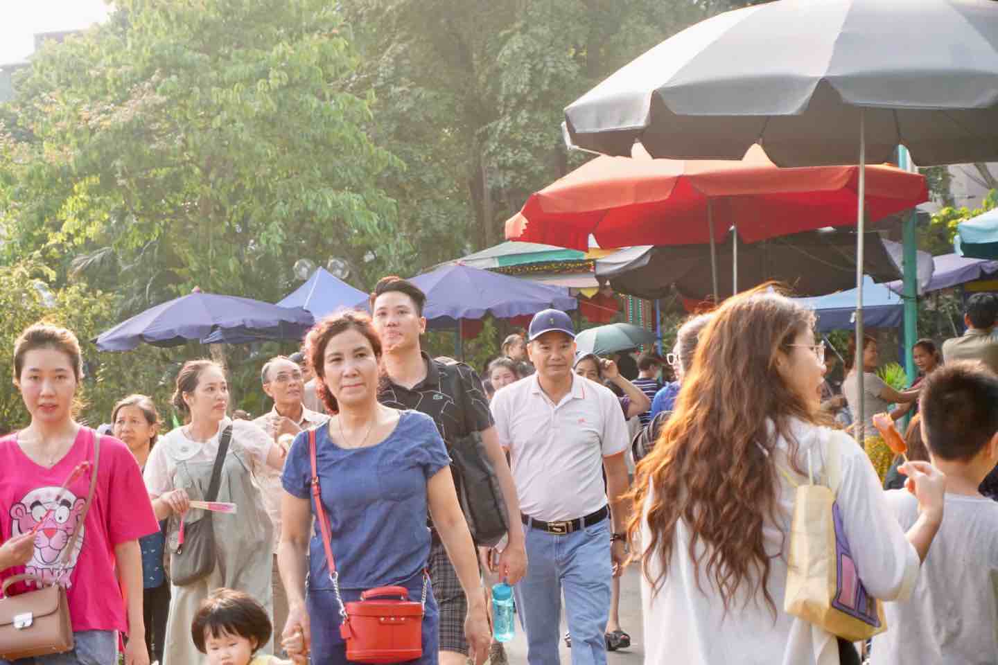 Nhiều người dân lựa chọn các công viên để tận hưởng tiết trời đẹp, khô ráo ngày nghỉ lễ Giỗ Tổ Hùng Vương. Ảnh: Nhật Minh